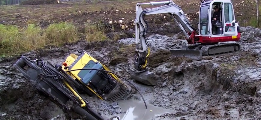 21 tonový bager Volvo bahno doslova zhltlo. Sledujte ako ho vyslobodzovali