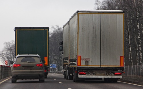 Predbiehanie kamiónov: Prečo to robia, aj keď hrozia pokuty a zákaz riadenia?