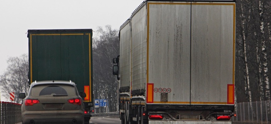 Predbiehanie kamiónov: Prečo to robia, aj keď hrozia pokuty a zákaz riadenia?