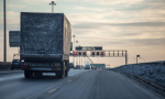 Zimný postrach vodičov: Padajúci ľad z kamiónov