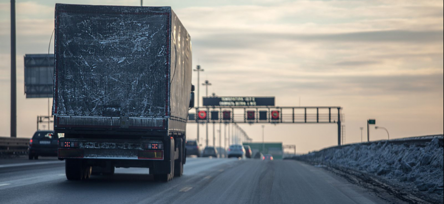 Zimný postrach vodičov: Padajúci ľad z kamiónov