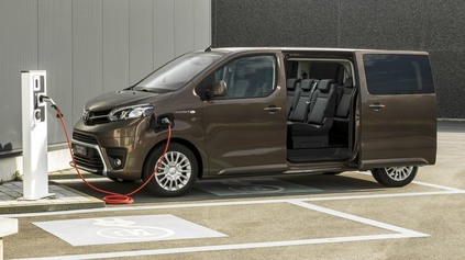 TOYOTA PROFESSIONAL POKRAČUJE V OFENZÍVE S ÚŽITKOVÝMI AUTAMI. NA RADE SÚ ELEKTROMOBILY