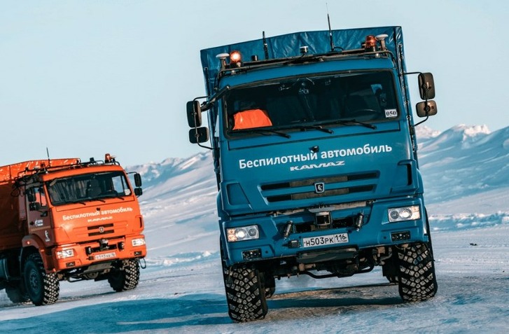 RUSI POUŽÍVAJÚ V ARKTÍDE AUTONÓMNE AUTÁ. NÁKLADNÉ KAMAZY TU VOZIA NÁKLAD NA TRASE DLHEJ 140 KM