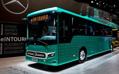 Elektrický Mercedes-Benz eIntouro má za sebou svetovú premiéru. Očaril aj špeciálnym lakom