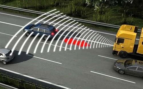 Prečo firmy zakazujú vodičom používať adaptívny tempomat?