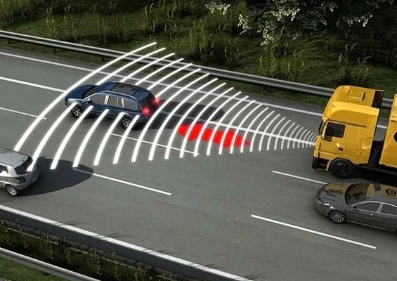 Prečo firmy zakazujú vodičom používať adaptívny tempomat?