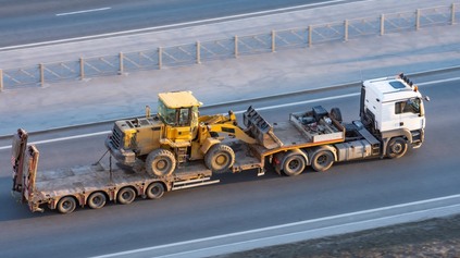 PREPRAVA STAVEBNÝCH STROJOV: AKÉ CHYBY ROBIA FIRMY NAJČASTEJŠIE?