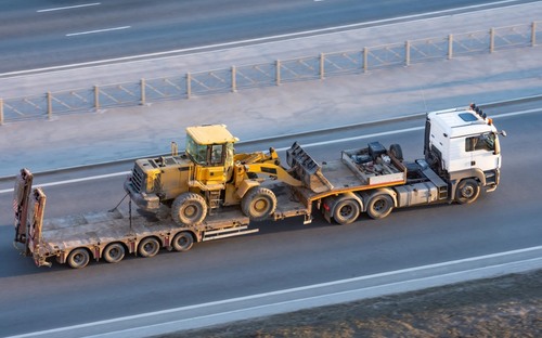 Preprava stavebných strojov: Aké chyby robia firmy najčastejšie?