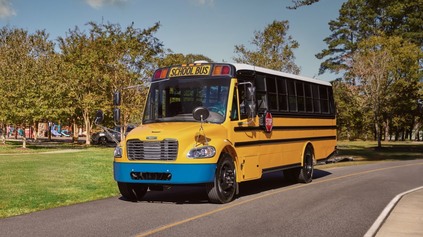 IKONICKÝ AMERICKÝ ŠKOLSKÝ AUTOBUS PRECHÁDZA NA ELEKTRICKÝ POHON. ODVEZIE 60 DETÍ