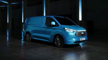 FORD E-TRANSIT CUSTOM MÁ NA JEDNO NABITIE PREJSŤ 380 KILOMETROV