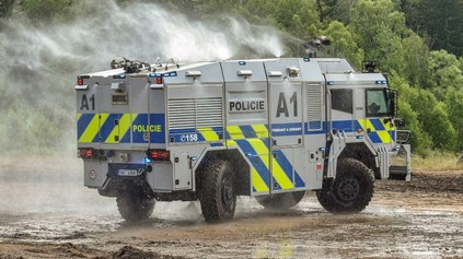 Tatra predvádzala špeciál na udržanie verejného poriadku. Rozvášnený dav zaskočí obratnosťou