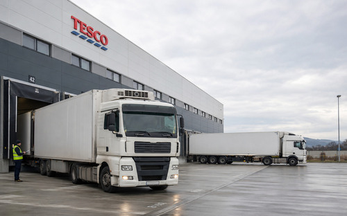 Tesco odchádza zo Slovenska? Môže to ovplyvniť logistiku, dopravcov aj trh práce