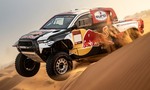 Dakarský špeciál Toyota GR DKR Hilux T1+ má dve tony, motor uprostred a výkon 405 koní