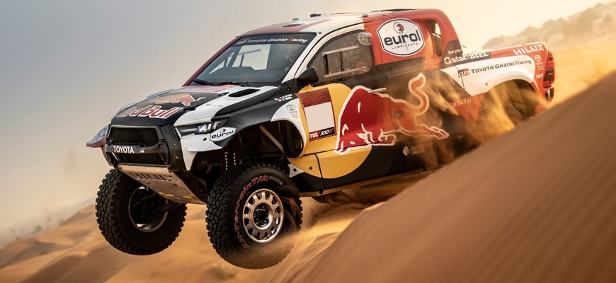 Dakarský špeciál Toyota GR DKR Hilux T1+ má dve tony, motor uprostred a výkon 405 koní