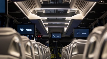 URČENÝ PRE AMERIKU, DIAĽKOVÝ AUTOBUS MERCEDES-BENZ TOURRIDER MÁ AJ KUCHYŇKU