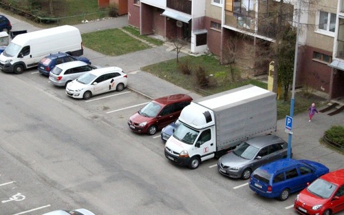 V Čechách zakázali nočné parkovanie dodávok na verejných parkoviskách. Sídliská musia vyprázdniť