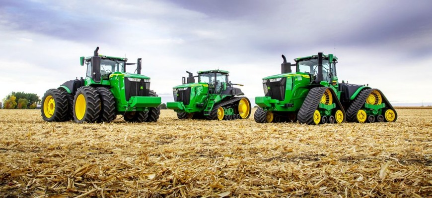 John Deere vylepšil najväčšie traktory radu 9R. Vrcholné motory majú takmer 700 koní