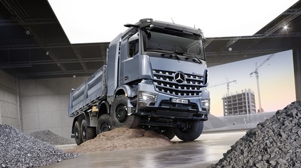 MERCEDES-BENZ EACTROS 400 ZAMIERIL NA STAVBY. STAVBÁROM JEHO PREVÁDZKA UŠETRÍ POLOVICU NÁKLADOV