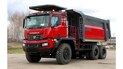 SKLÁPAČ PRE SIBÍRSKE OBLASTI KAMAZ ATLANT 50 SI V KABÍNE VOZÍ POSTEĽ AJ VLASTNÚ KUCHYŇU