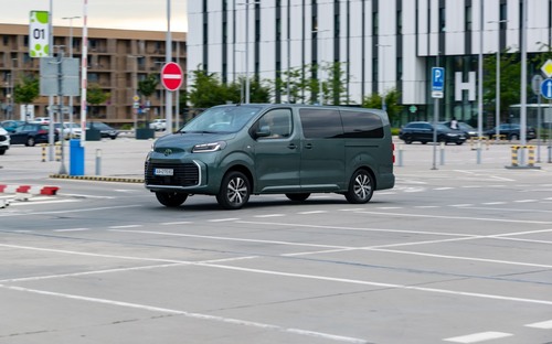Test Toyota Proace Verso VIP - vozba na úrovni