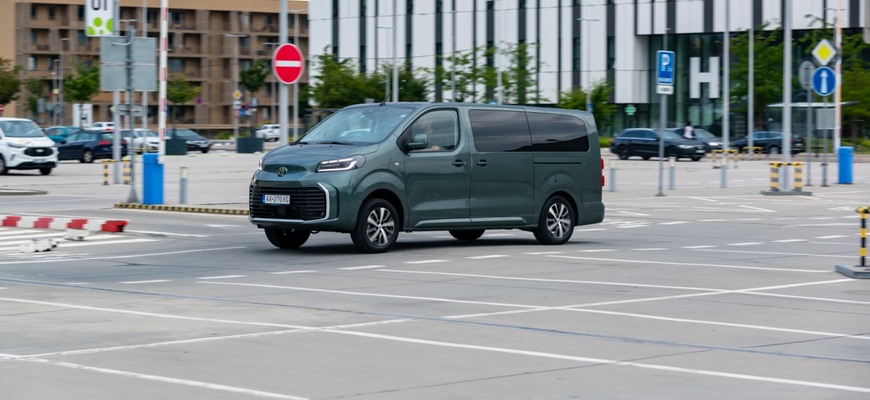 Test Toyota Proace Verso VIP - vozba na úrovni
