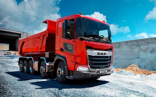 DAF rozšíril sortiment továrenských podvozkov. Novinka pre stavbárov unesie až 52 ton
