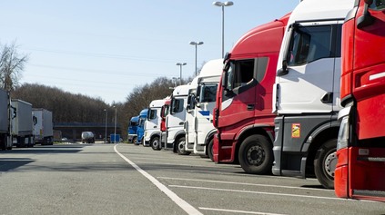 PARKOVACIE MIESTA PRE KAMIÓNY CHÝBAJÚ V STÁTISÍCOCH. SLOVENSKO TO CÍTI PRI CESTÁCH AJ V LOGISTIKE