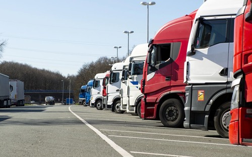 Parkovacie miesta pre kamióny chýbajú v státisícoch. Slovensko to cíti pri cestách aj v logistike