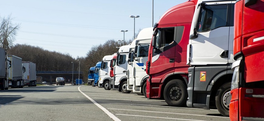 Parkovacie miesta pre kamióny chýbajú v státisícoch. Slovensko to cíti pri cestách aj v logistike