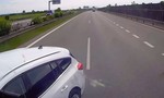 Vodička v ČR si myslela, že má prednosť. Tak sa pustila do pretláčania s kamiónom (video)
