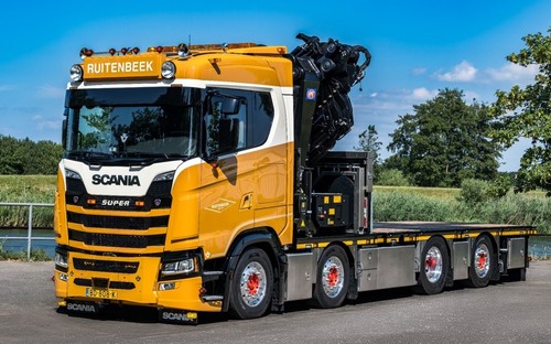 Scania 660 žeriav je multifunkčné vozidlo na prepravu aj vykládku tovaru