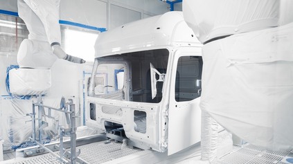 MERCEDES-BENZ SPUSTIL EKOLOGICKÉ LAKOVANIE KABÍN. NA LAKOVANIE POUŽIJE MENEJ NÁTEROVÝCH MATERIÁLOV