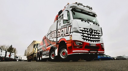 NOVÝ ŤAŽNÝ KÔŇ MERCEDESU UTIAHNE AŽ 120 TON. ODŤAHOVKÁRI SA MÔŽU TEŠIŤ NA NOVÝ MERCEDES-BENZ AROCS
