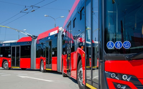Nové megatrolejbusy majú problémy, čo sa deje na vyťaženej linke v Bratislave?
