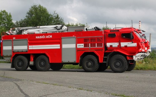 Diaľkovo ovládaná hasičská Tatra má pancierovú kabínu a dá sa ovládať na 4 km ďaleko