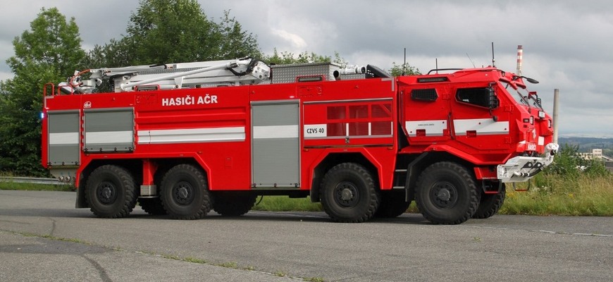 Diaľkovo ovládaná hasičská Tatra má pancierovú kabínu a dá sa ovládať na 4 km ďaleko