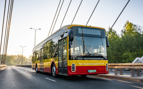 Elektrické autobusy z Číny môže výrobca zastaviť na diaľku. Hrozí kolaps európskej dopravy?