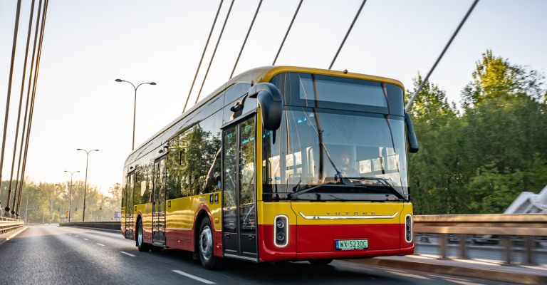 Elektrické autobusy z Číny môže výrobca zastaviť na diaľku. Hrozí kolaps európskej dopravy?
