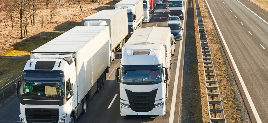 Odstavené kamióny plnia východ SR! Ich počet presiahol kritickú hranicu, chcú ísť na Ukrajinu