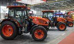 Nový traktor Zetor je pripravený aj na satelitné riadenie. Má ...