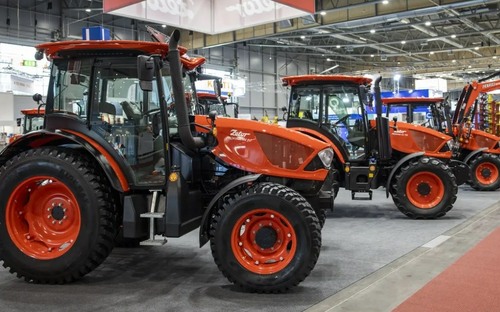 Nový traktor Zetor je pripravený aj na satelitné riadenie. Má silu ako Crystal a príde v roku 2025