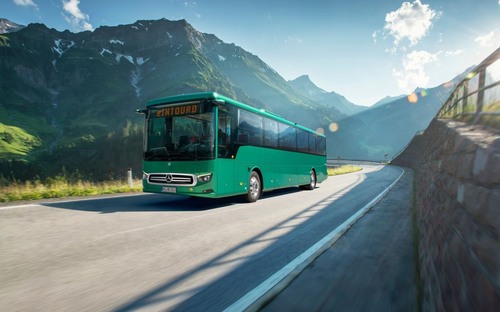 Mercedes-Benz MirrorCam rozširuje vodičovi výhľad a uberá autobusom odpor vzduchu