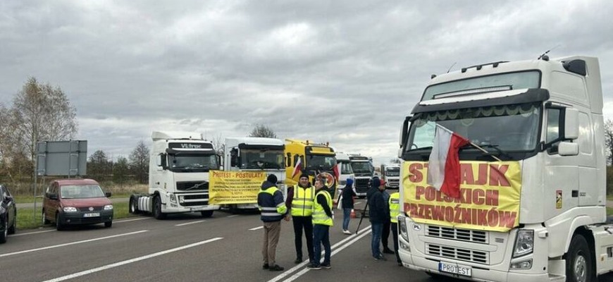 Kamionisti hrozia blokádou, kolabuje doprava na najprísnejšie stráženej slovenskej hranici