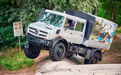 Mercedes-Benz ukázal nový Unimog s dvojitou kabínou. Vyrobil ho pre stavbárov