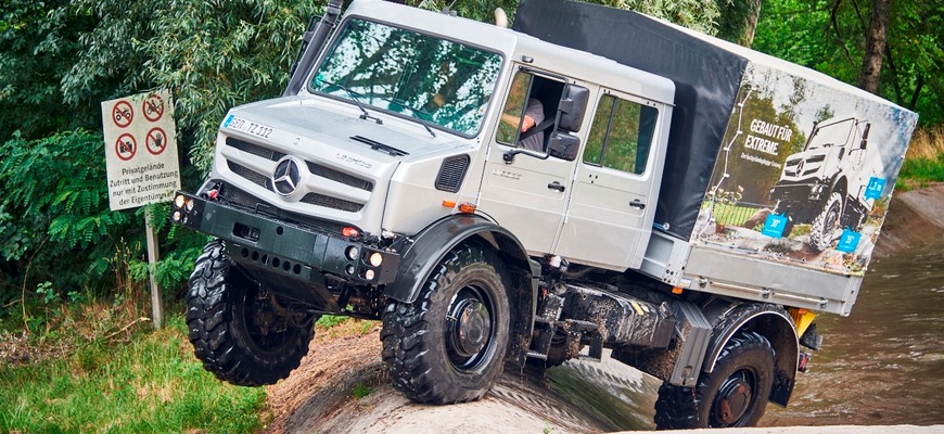 Mercedes-Benz ukázal nový Unimog s dvojitou kabínou. Vyrobil ho pre stavbárov