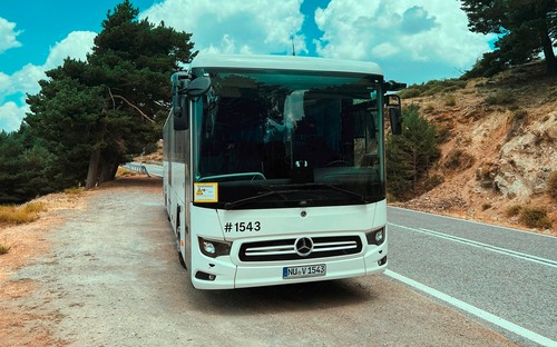 Mercedes testoval elektrický autobus v extrémnych španielskych teplotách. Upravia ho