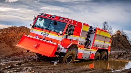 VYSLOBODZOVACIA TATRA FORCE 6X6 VYTIAHNE ČOKOĽVEK. V TERÉNE NA TO POUŽIJE ŠPECIÁLNU TECHNIKU