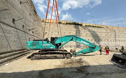 V centre Bratislavy báger Kobelco SK350NLC kope kráter ako nič