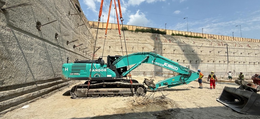 V centre Bratislavy báger Kobelco SK350NLC kope kráter ako nič