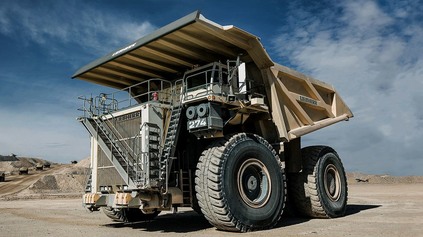 NOVÝ LIEBHERR T 274: POD TROLEJMI NA ELEKTRIKU, MIMO NICH NA 20-VALEC S 3700 KOŇMI